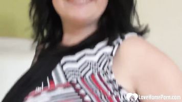 Amateur chick with big titties fingers herself