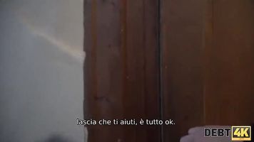 DEBT4k. La povera ragazza vuole l'auto costosa, quindi perché viene inchiodata