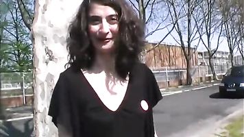 She squirts unable to restrain himself in the street!! French amateur