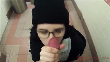 public cum walk at the mall